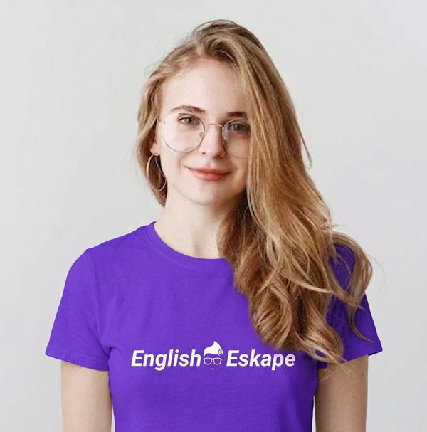 Profesora de inglés de English Eskape con gafas y cabello largo, usando la camiseta morada de la marca.